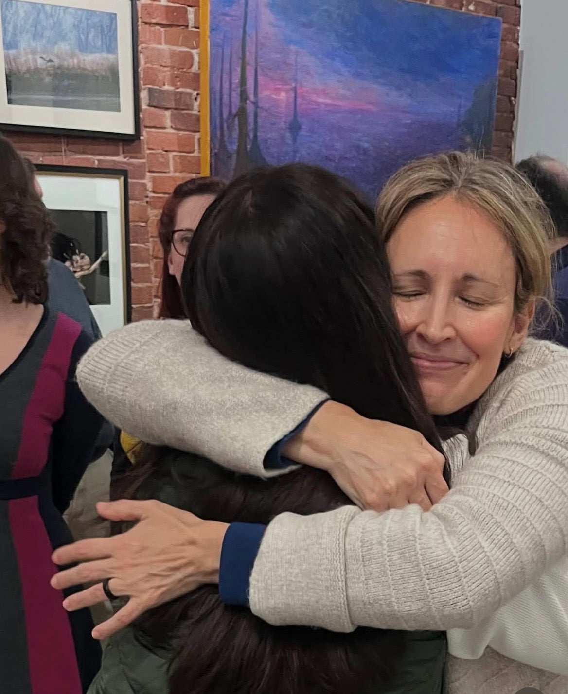 Artist Cristina Henley shares profound emotions and deep connections with her audience. Her work centers on women’s experiences, exploring the emotional bonds that foster female empowerment and allow women to grow together.